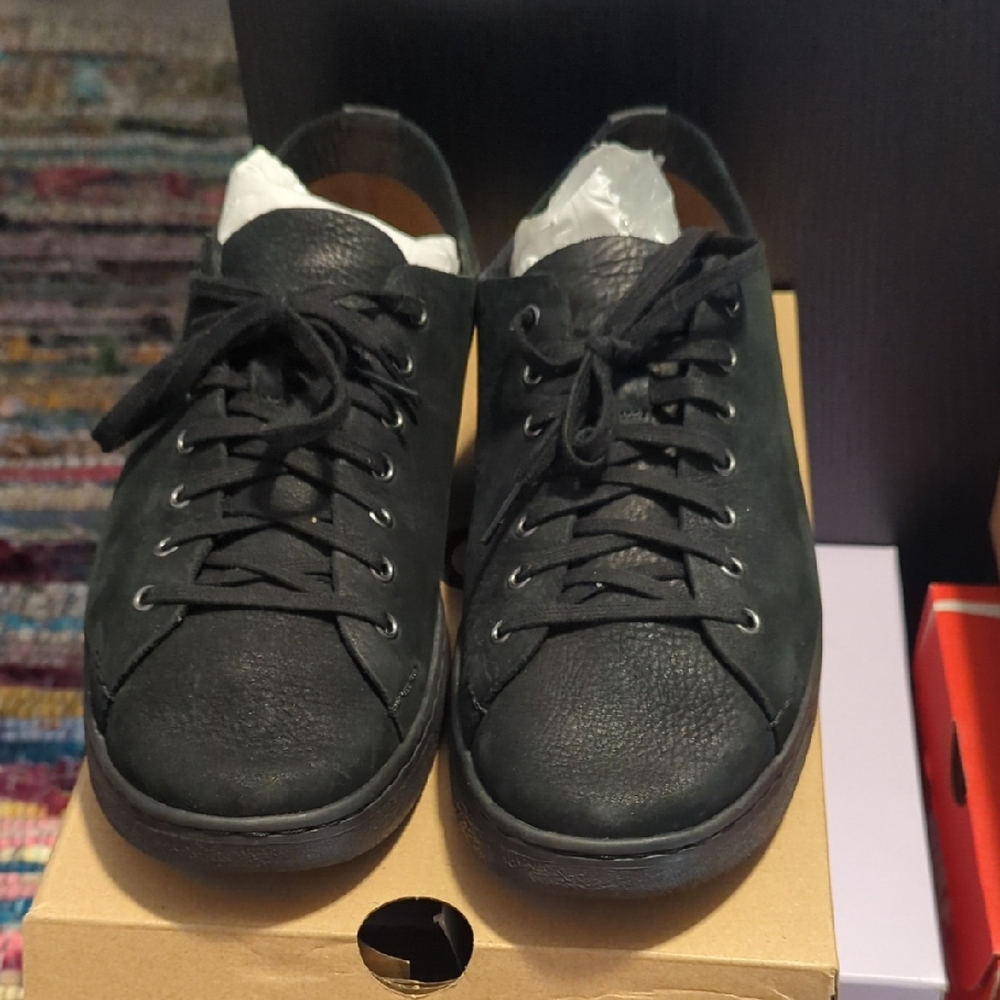 UGG Black Sketer Sneakers with Classic Design and Rubber Sole